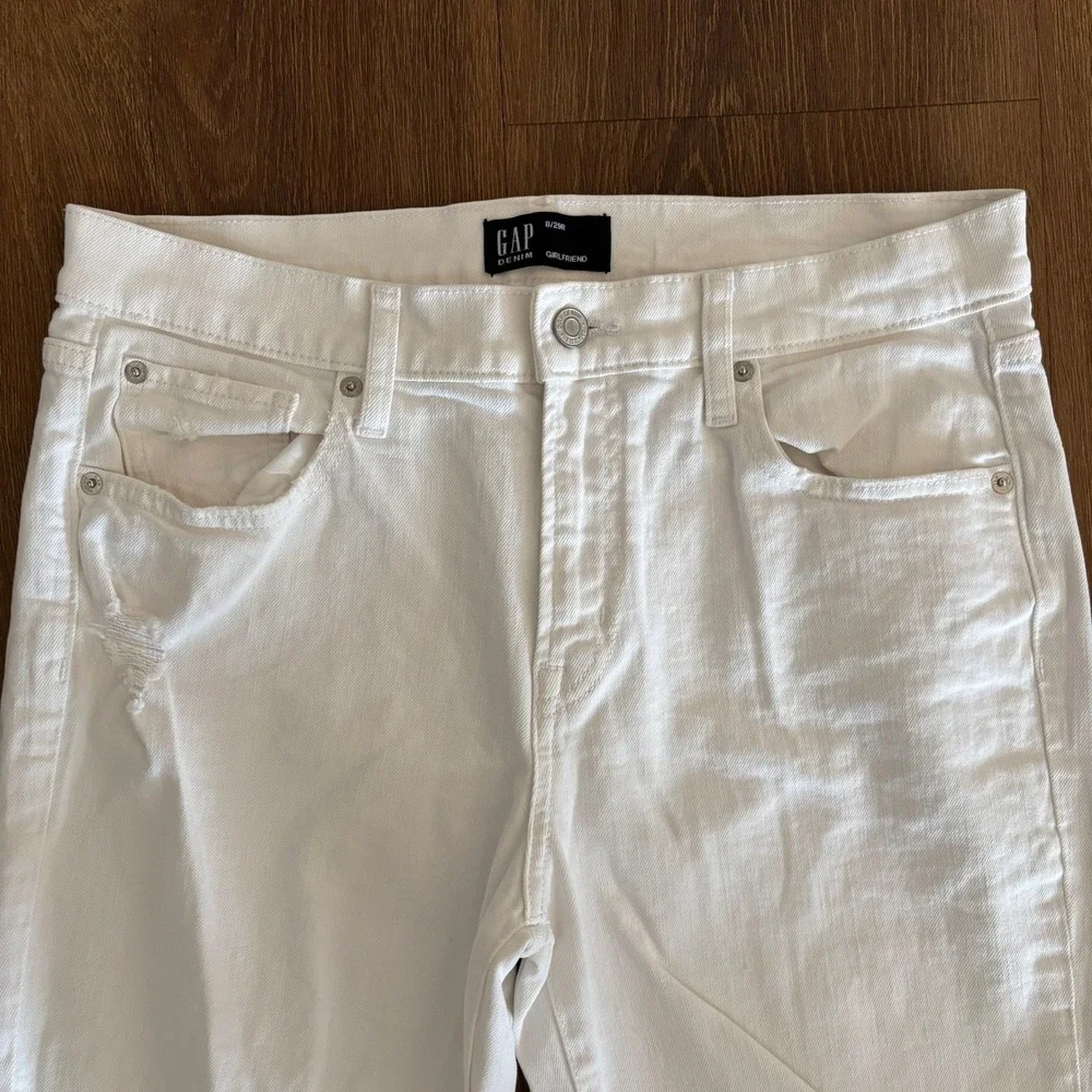 GAP Women's Size 8/29R Girlfriend‎ Jeans White Distressed Streetwear Grunge EUC
